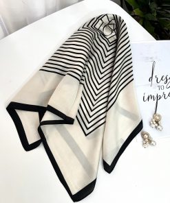 مینی اسکارف ابریشم خطی مربع کرم